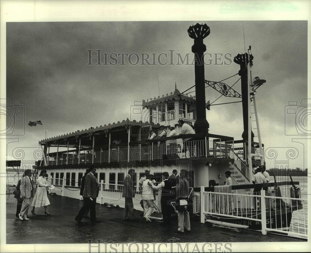 1988 Press Photo River Rose guests board for inaugural cruise in Louisiana- Historic Images