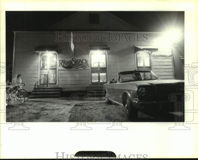 Load image into Gallery viewer, 1990 Press Photo The River Shack on River Road, Louisiana at night. - noc11463
