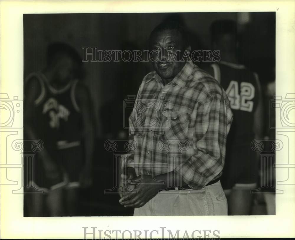 1990 Press Photo O. Perry Walker head boys basketball coach Winston Riley - Historic Images