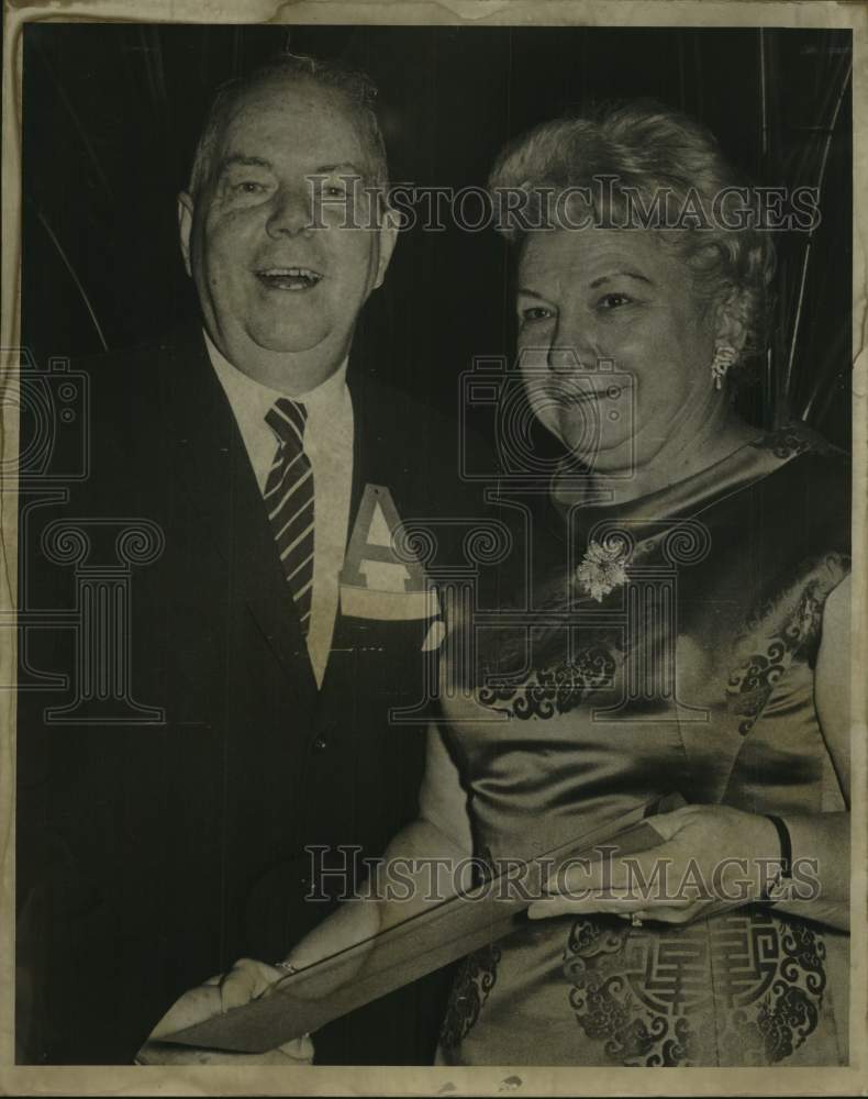 Load image into Gallery viewer, 1967 Press Photo Edgar Allen Poe Gets "Alumni Award" from University of Alabama
