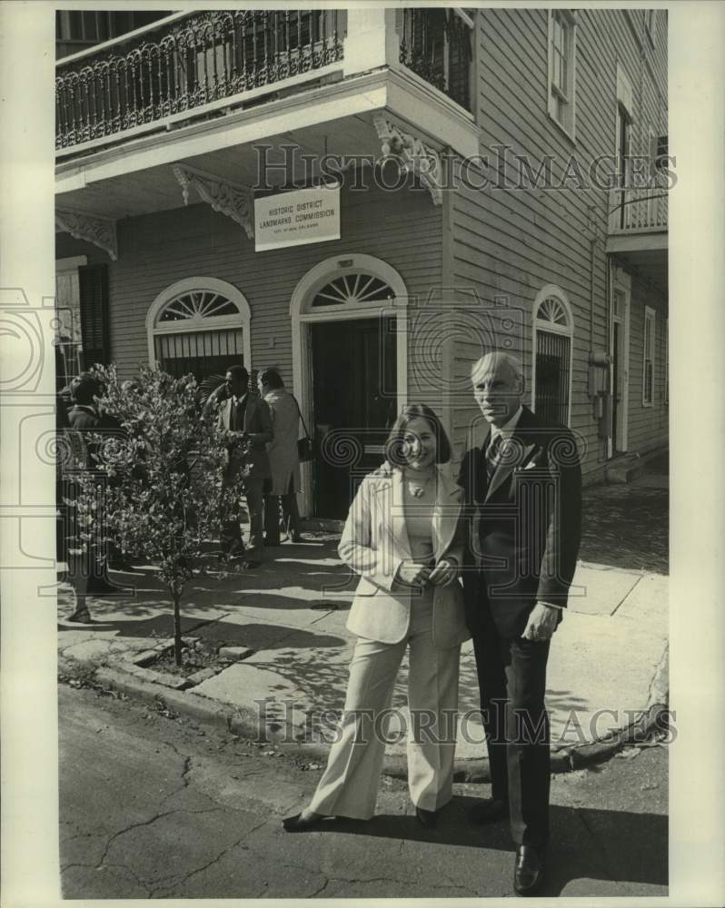 1976 Press Photo Mrs. Sandra Levy &amp; Moise Steeg, Landmarks Commission, 1545 Camp- Historic Images