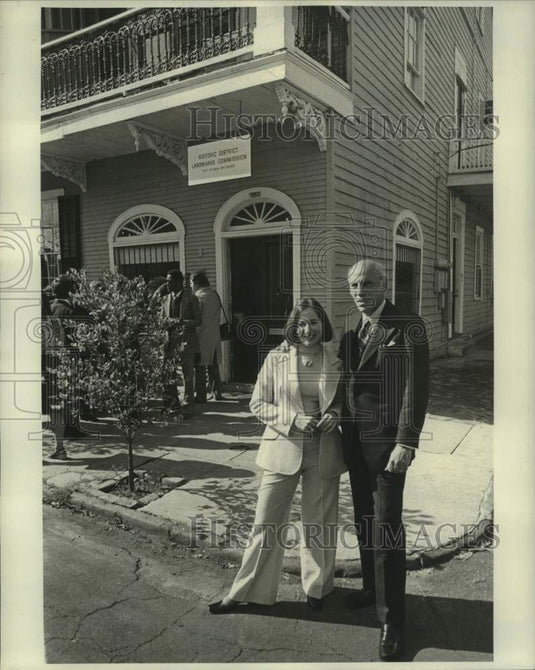 1976 Press Photo Mrs. Sandra Levy & Moise Steeg, Landmarks Commission, 1545 Camp- Historic Images