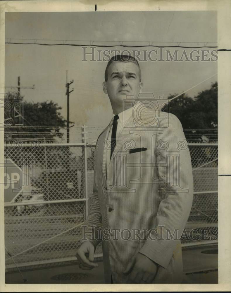 Load image into Gallery viewer, 1965 Press Photo Dr.Thomas O. Nicklas testifies at general court-martial hearing
