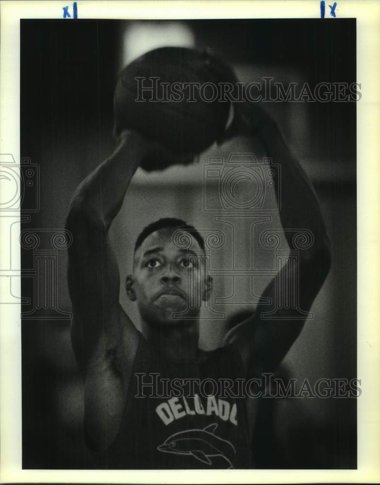 Load image into Gallery viewer, 1990 Press Photo Delgado Basketball's Marcus Stanfill Practices Shooting
