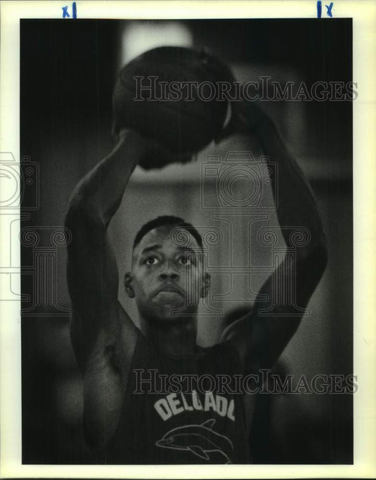 1990 Press Photo Delgado Basketball's Marcus Stanfill Practices Shooting