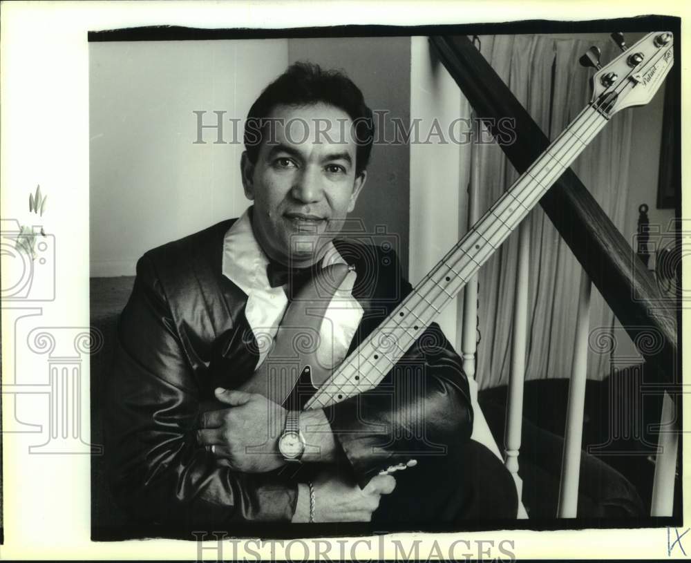 1990 Press Photo Vic Trix &amp; The Beatnix - Hector Nieves, Bassist, Police Officer- Historic Images