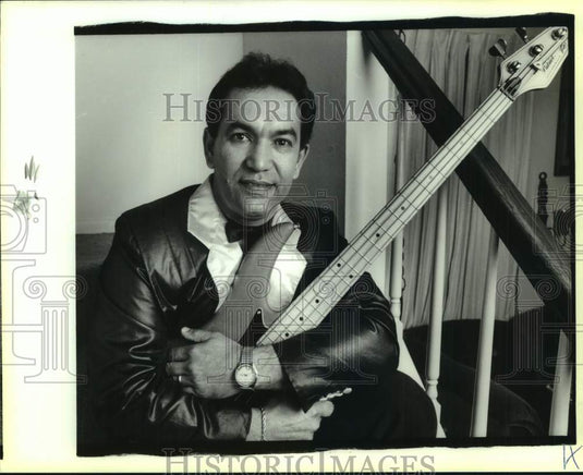 1990 Press Photo Vic Trix & The Beatnix - Hector Nieves, Bassist, Police Officer- Historic Images