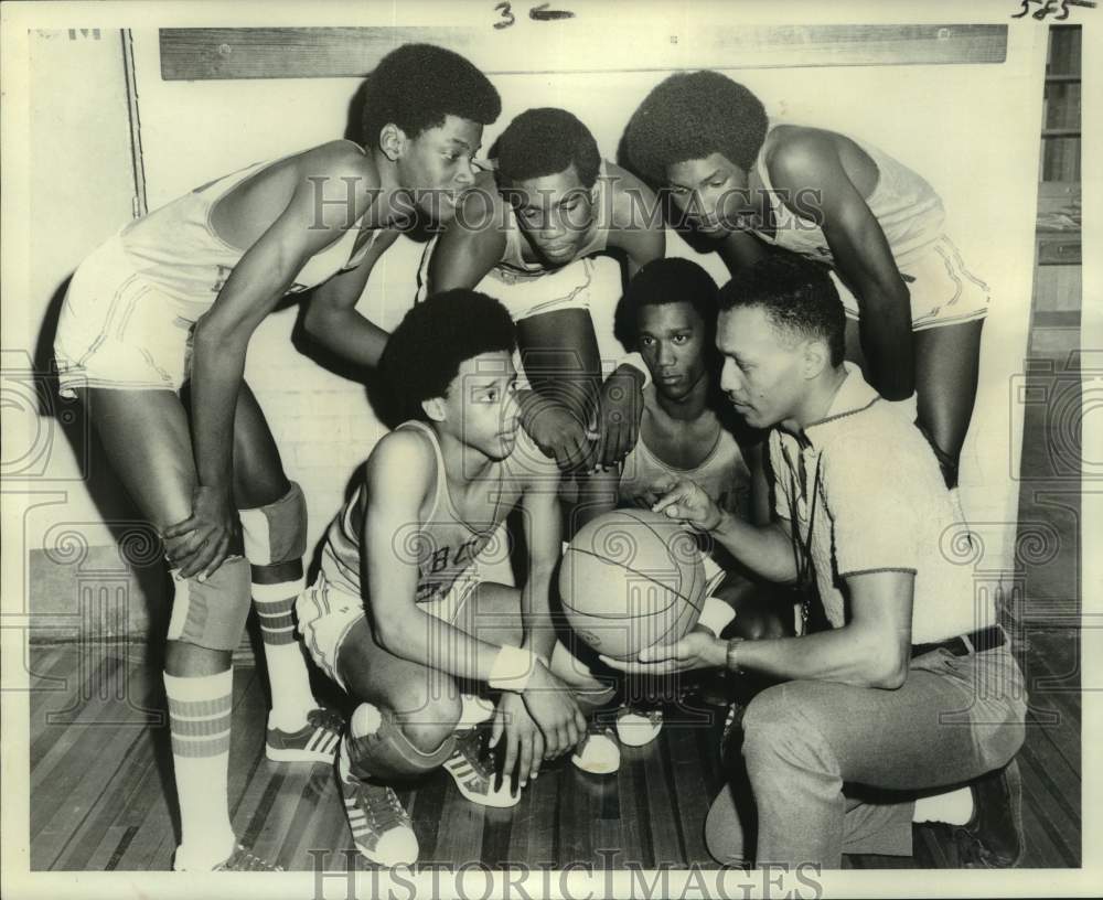 1972 Press Photo Nicholls High School - Coach Herman Gray and Players- Historic Images