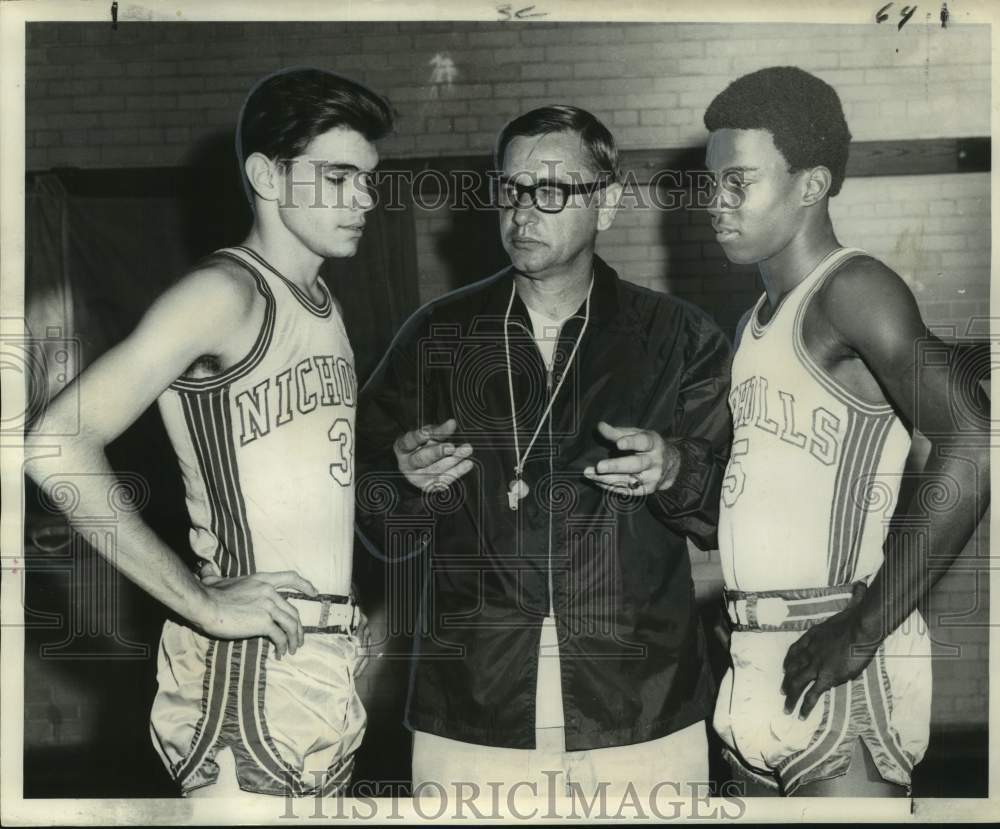 1969 Press Photo Nicholls High School-Basketball Coach Ray Froeba and Players
