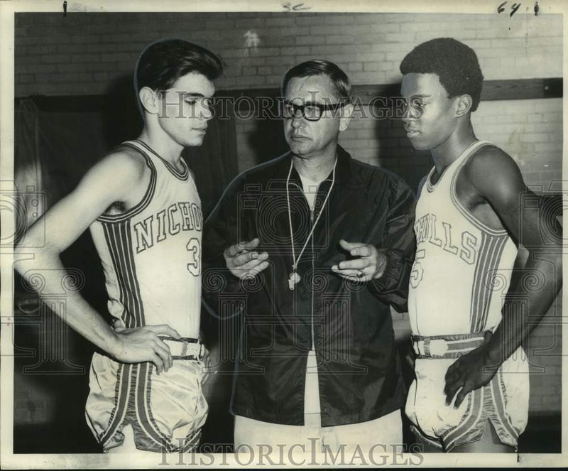 Load image into Gallery viewer, 1969 Press Photo Nicholls High School-Basketball Coach Ray Froeba and Players
