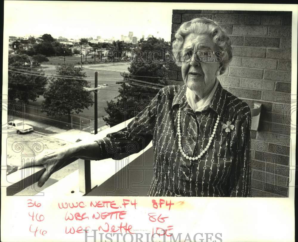 1987 Press Photo Nette Nicholls, Chateau de Notre Dame Apartments - noc12071