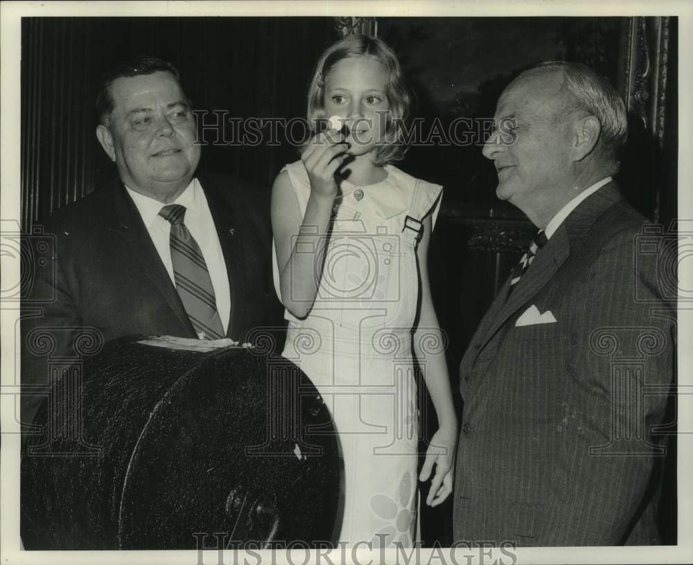 1971 Press Photo A.B. Nicholas, Jr., with Atendees at the Sugar Bowl- Historic Images