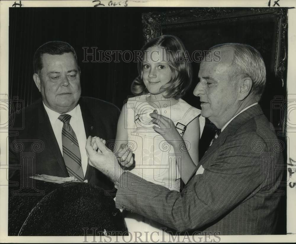 1971 Press Photo Participants in Drawing of Sugar Bowl Debenture Bonds- Historic Images