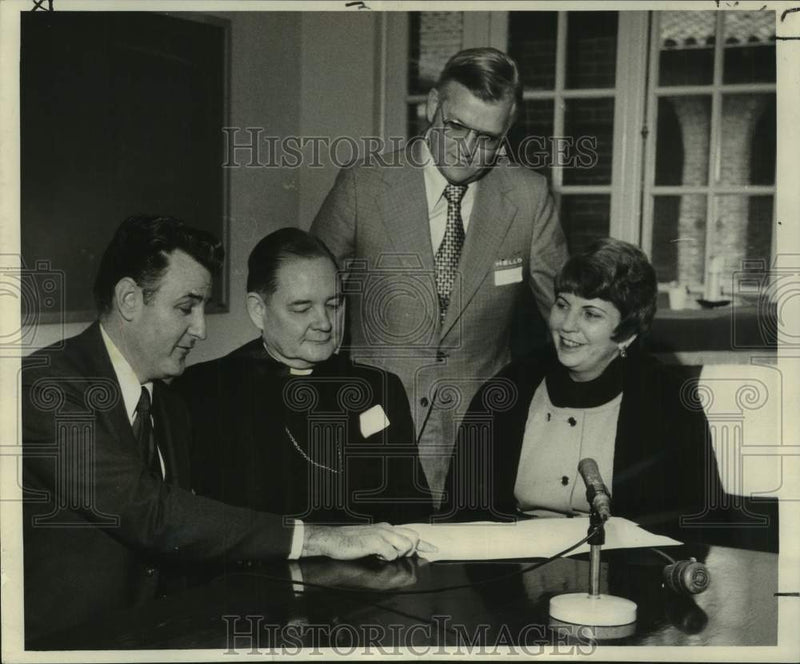Load image into Gallery viewer, 1972 Press Photo Louisiana Interchurch Conference Correction Reform Committee
