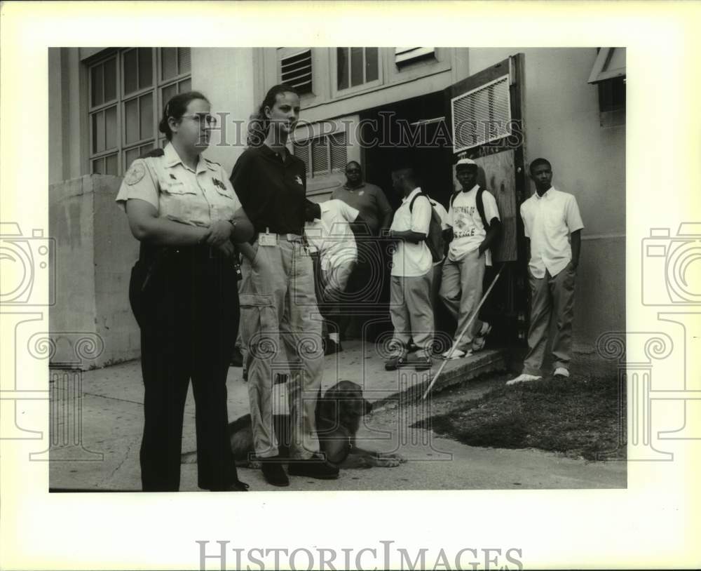 1993 Press Photo Security officers and students by Nicholls High in Louisiana - Historic Images