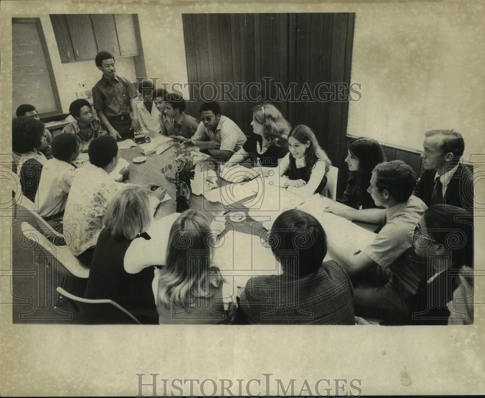 1970 Press Photo Faculty meeting at Nicholls High School in Louisiana - Historic Images