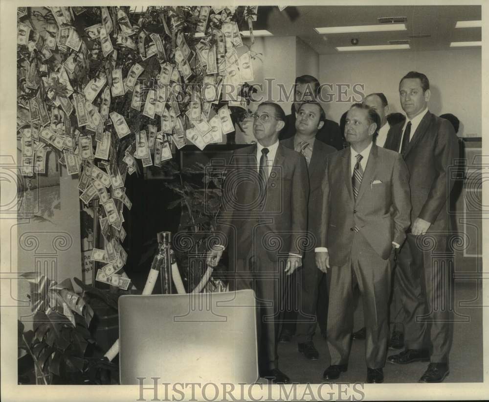 1969 Press Photo Herman Steger by money tree at Homestead opening in Louisiana- Historic Images