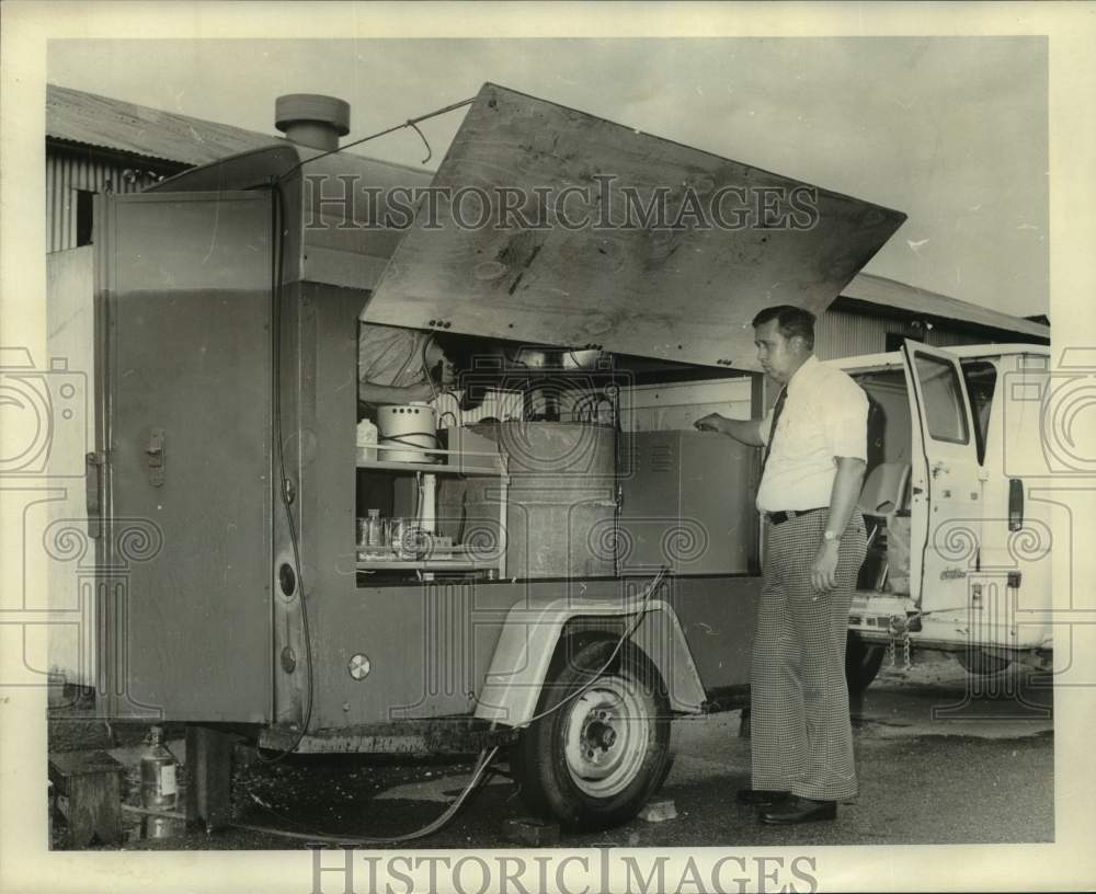 1974 Press Photo James Smith Oversees Water Testing at Water Pumping Station- Historic Images