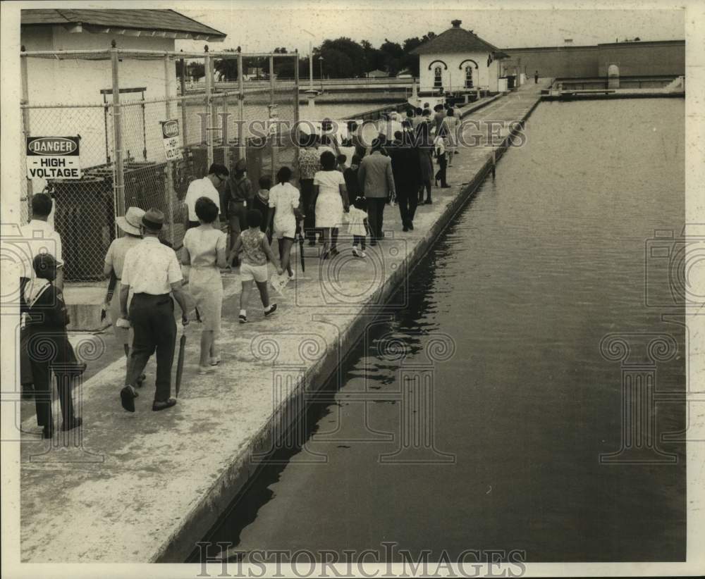 1968 Press Photo Visitors to Water Purification Plant, New Orleans- Historic Images