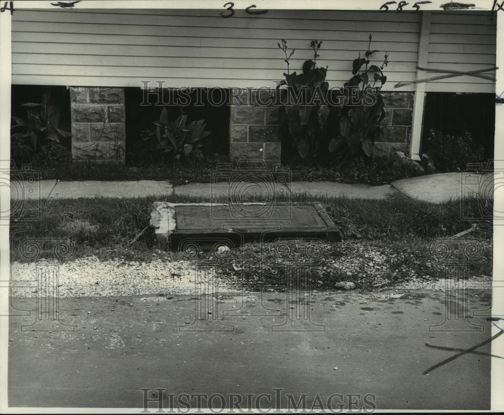 1967 Press Photo Covered Catch Basin at Treasure Street, New Orleans - noc12228