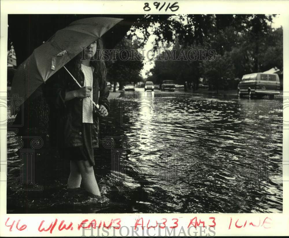 1985 Press Photo Alexis Kenner in Flooded Algiers, Louisiana- Historic Images