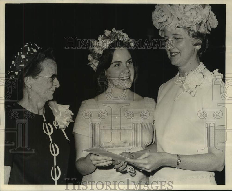 Load image into Gallery viewer, 1967 Press Photo Bessie Lewis, Cheryl Naquin, and Mrs. Gerry Mott, Accountants
