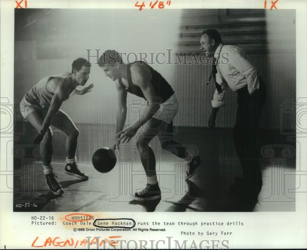 1986 Press Photo Actor Gene Hackman as Coach Dale Drills Team in "Hoosiers"- Historic Images