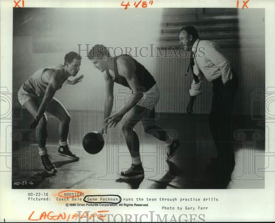 1986 Press Photo Actor Gene Hackman as Coach Dale Drills Team in "Hoosiers"- Historic Images