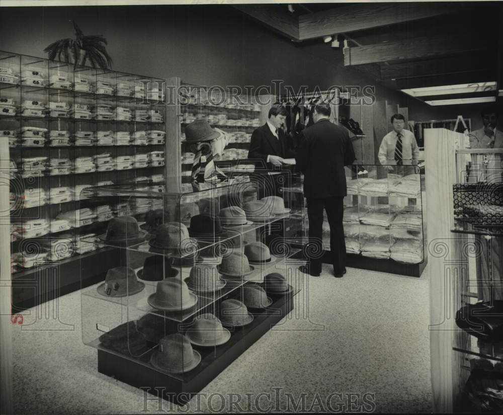 1977 Press Photo Inside New Porter&#39;s-Stevens Men&#39;s Store in Hammond Square Mall- Historic Images