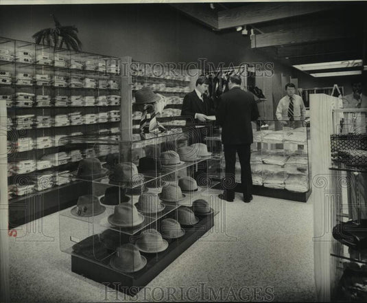 1977 Press Photo Inside New Porter's-Stevens Men's Store in Hammond Square Mall- Historic Images