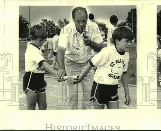 1979 Press Photo Tony Porter Coaches Young Runners in Passing the Baton- Historic Images