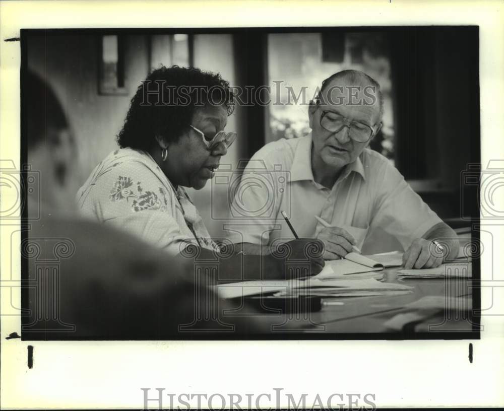 1989 Press Photo Brother Joe Porter &amp; Venetia Carter in Adult Class at St. Judes- Historic Images