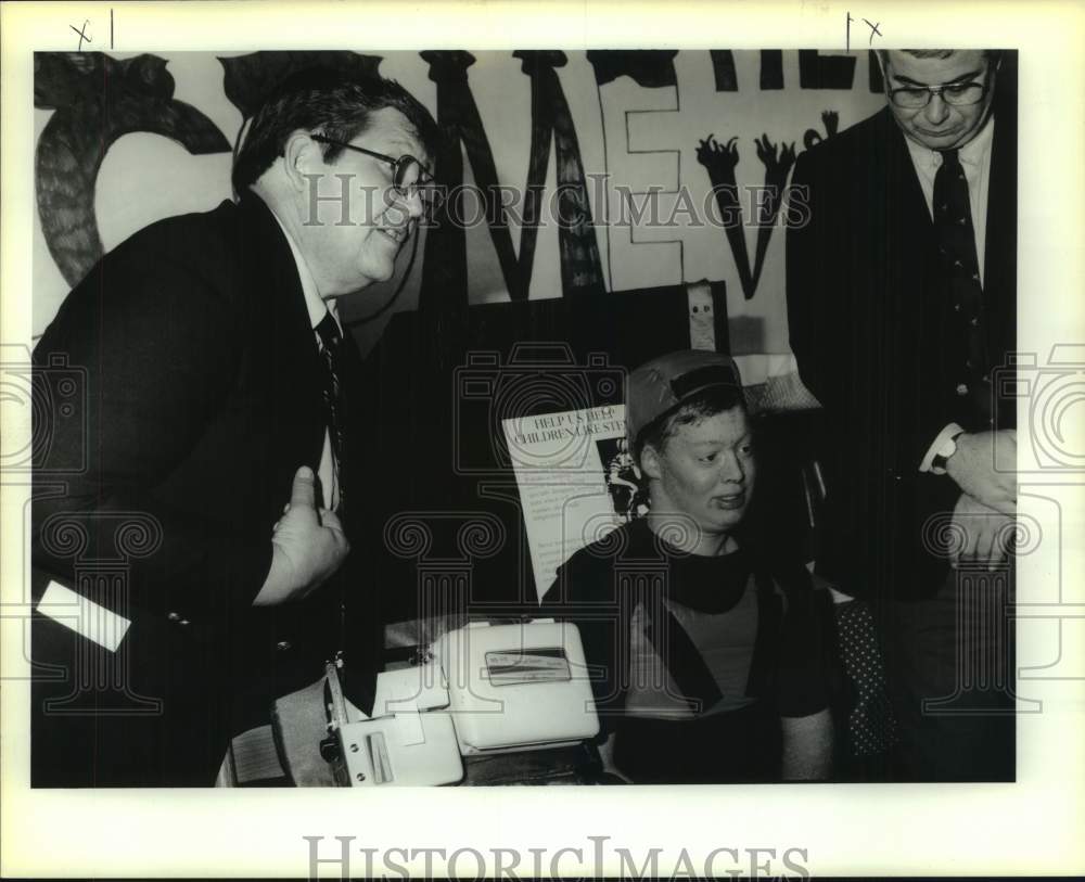 1990 Press Photo Ian Porter with cooling suit in Metairie, Louisiana - Historic Images