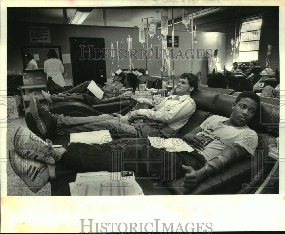 1988 Press Photo Ventrus Walker Jr. &amp; Anthony Mistich Give Blood at Center- Historic Images