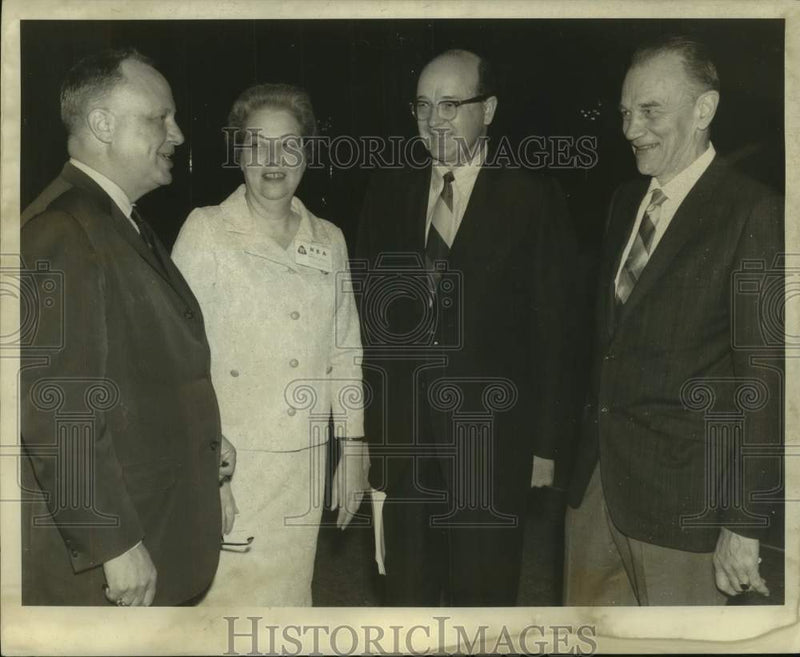 Load image into Gallery viewer, 1969 Press Photo Committee Discusses Educational Finance at Jung Hotel
