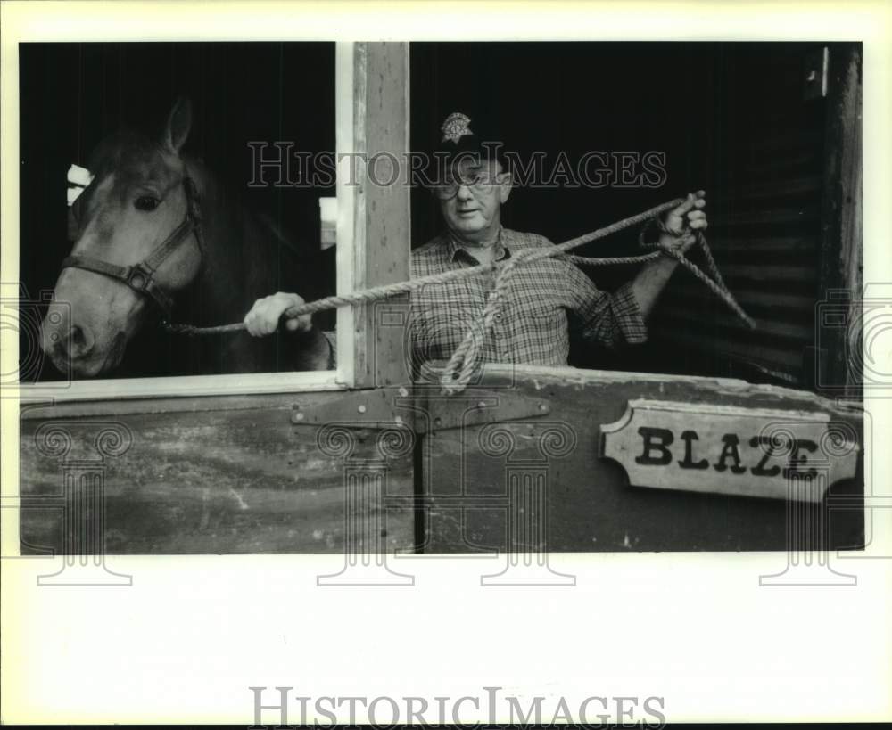 1991 Press Photo Ken Potter Puts Blaze Back in His Stall at Potterosa Stable- Historic Images