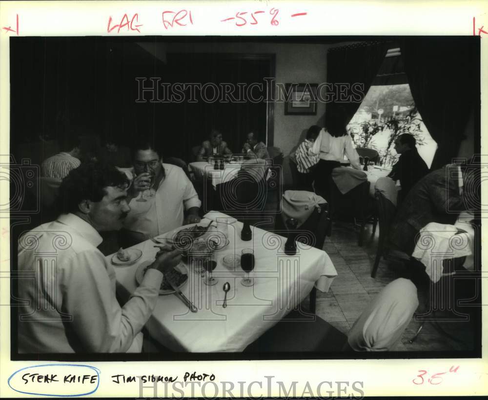 1992 Press Photo Steak Knife Restaurant Dining Room- Historic Images