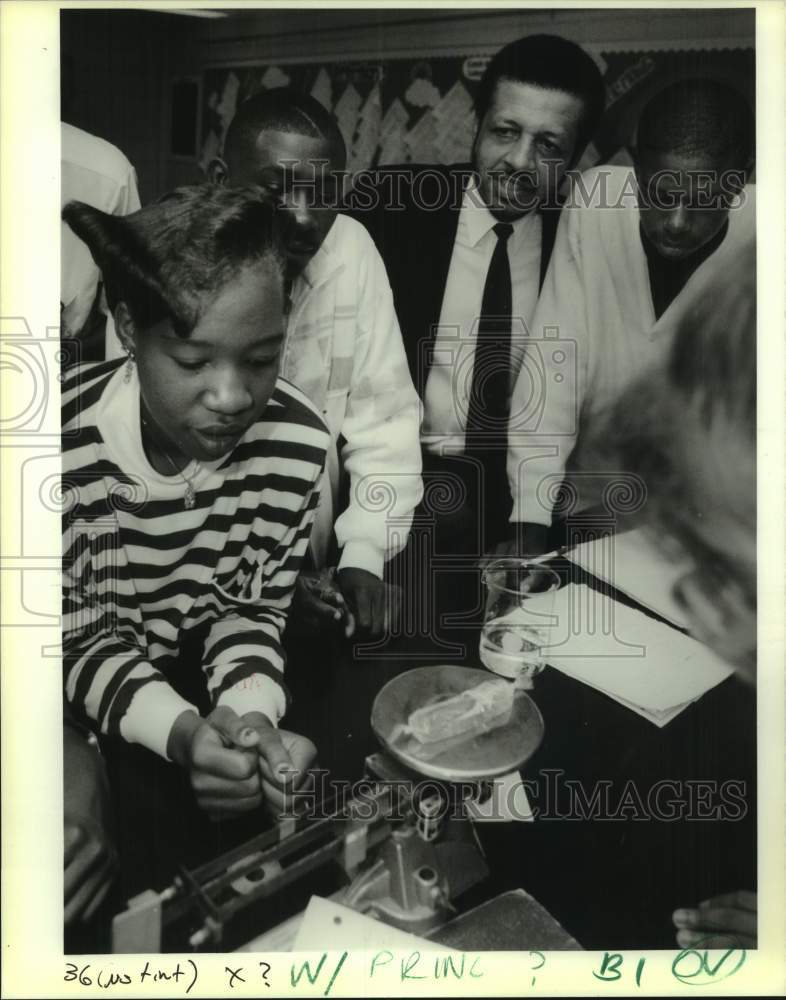 1988 Press Photo Landry High School - Principal Lawrence Pijeaux and Students- Historic Images