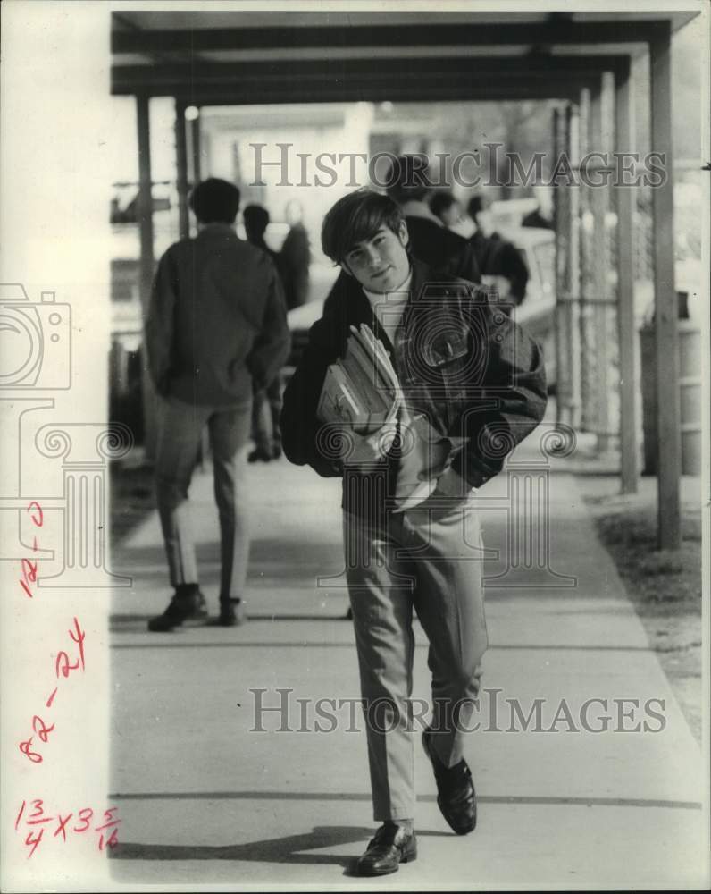 1970 Press Photo A.M. Students Leave East Jefferson High, P.M. Students Arrive- Historic Images