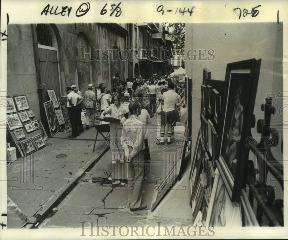 1977 Press Photo Art and Atendees at 41st Annual Pirate&#39;s Alley Outdoor Art Show- Historic Images