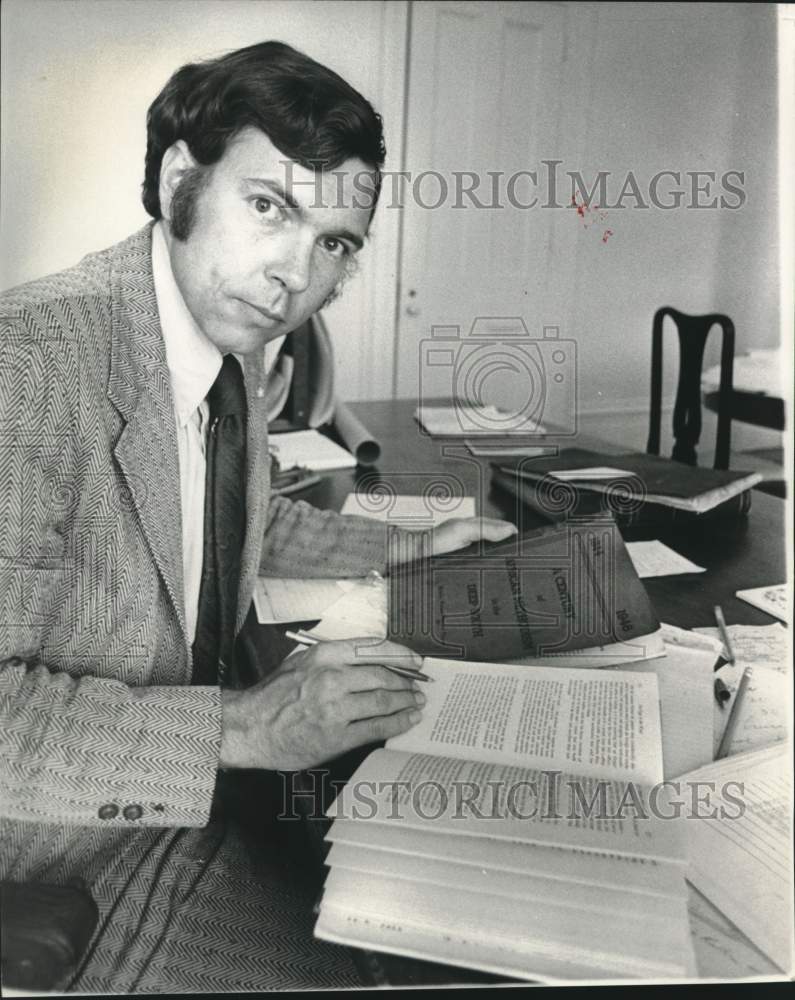 1975 Press Photo Dr. William Reeves of the Bicentennial Commission- Historic Images