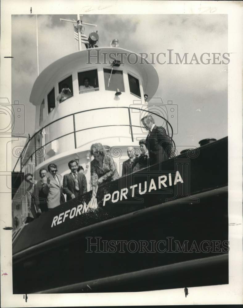 Load image into Gallery viewer, 1973 Press Photo Christening of Reforma Portuaria, 85-Foot Tug-Fireboat
