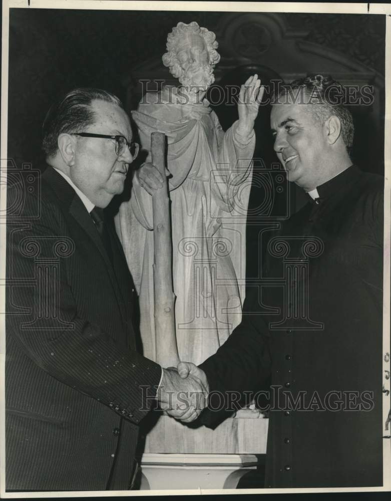 Load image into Gallery viewer, 1967 Press Photo Reverend Peter Rogers accepts St. Jude statue in New Orleans
