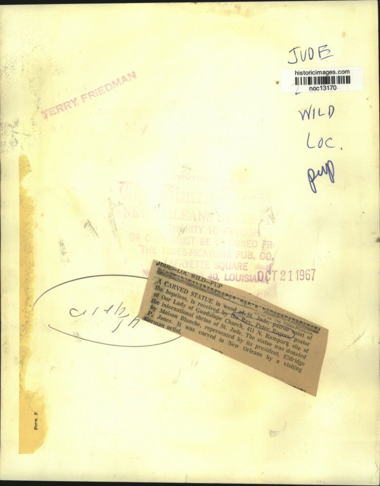 1967 Press Photo Reverend Peter Rogers accepts St. Jude statue in New Orleans