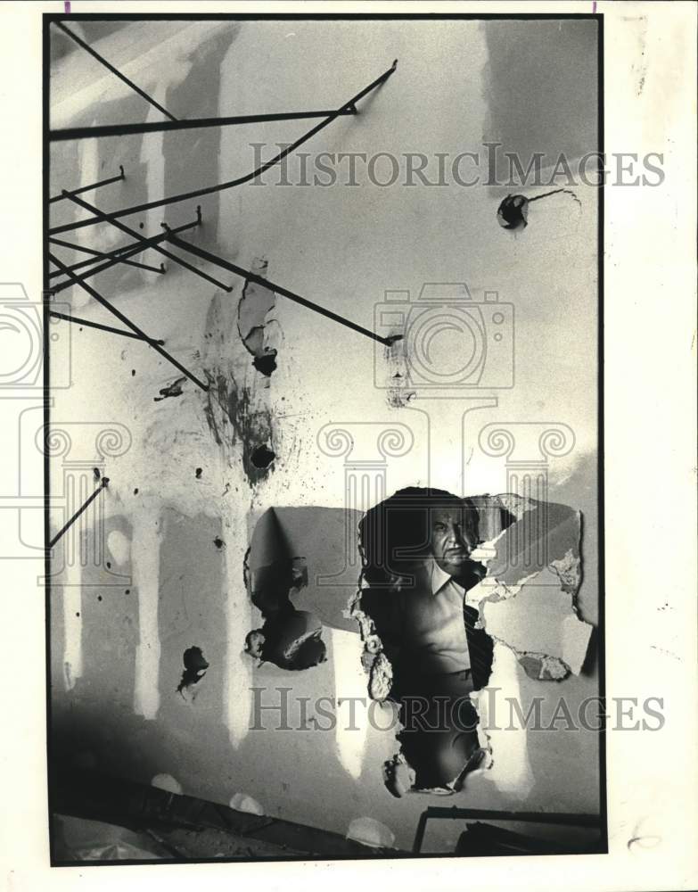 1982 Press Photo Val Reiss Park - Louis P. Munster in Vandalized Building- Historic Images