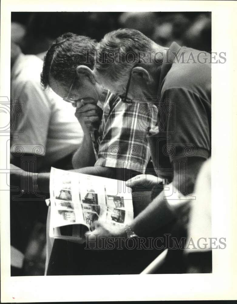 1992 Press Photo John Quarles &amp; Marvin Dorr Review RTC Booklet Before Auction- Historic Images