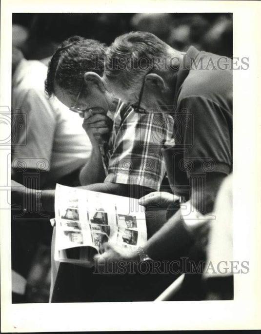 1992 Press Photo John Quarles & Marvin Dorr Review RTC Booklet Before Auction- Historic Images