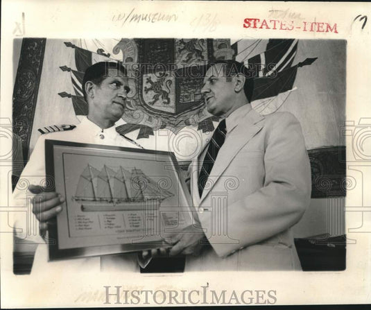 1977 Press Photo William Relistab, Louisiana Maritime Museum, Receives Plaque