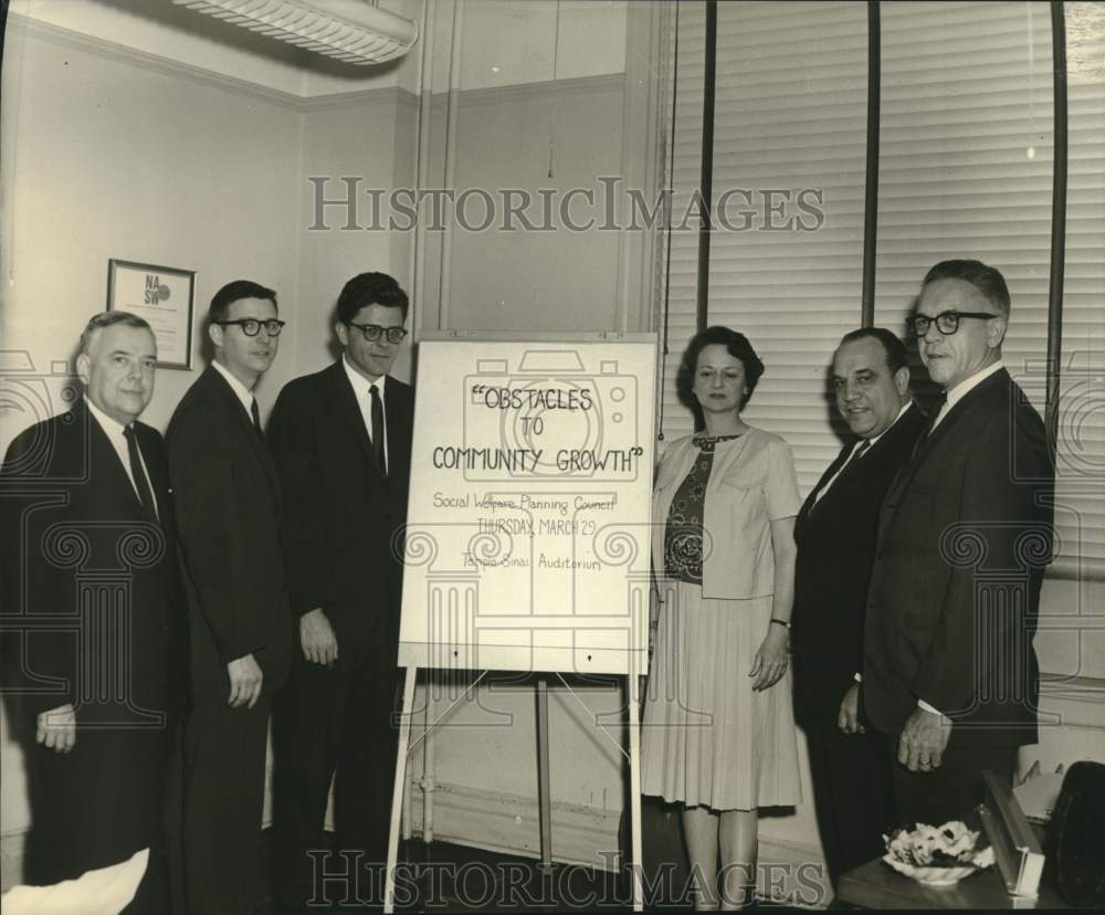1962 Press Photo Mrs. Robert Reisfeld and members of Social Welfare Council