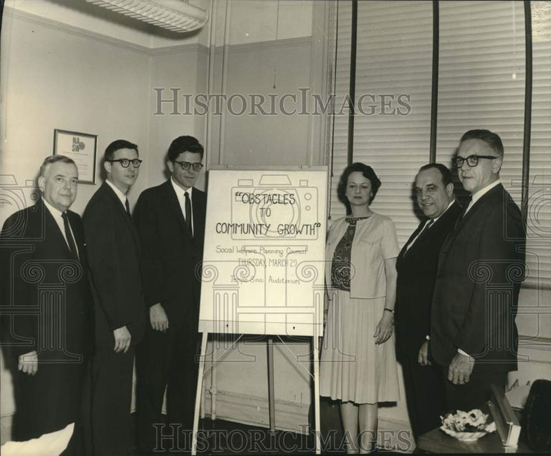 Load image into Gallery viewer, 1962 Press Photo Mrs. Robert Reisfeld and members of Social Welfare Council
